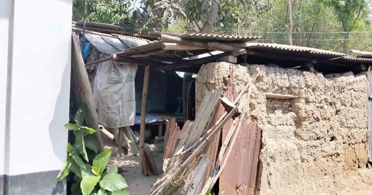 মহাদেবপুরে রাস্তা নিতে প্রতিপক্ষের বাড়ি ভাঙচুর