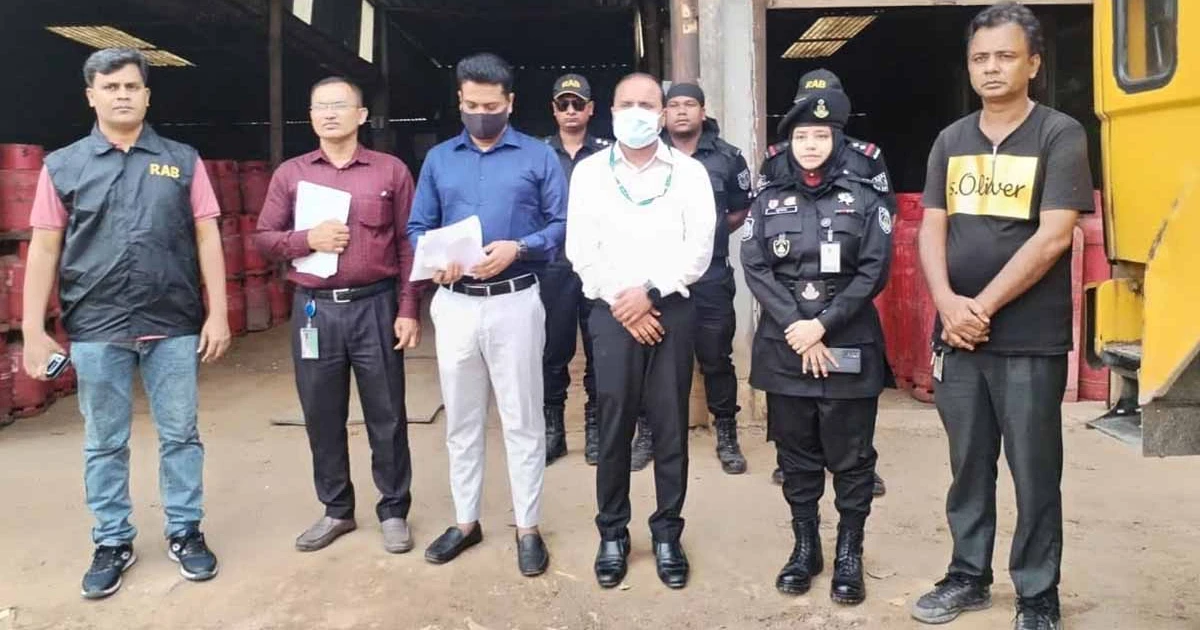 ভালুকায় বেশি দামে গ্যাস সিলিন্ডার বিক্রি, দুই ব্যবসায়ীকে ২ লাখ টাকা জরিমানা