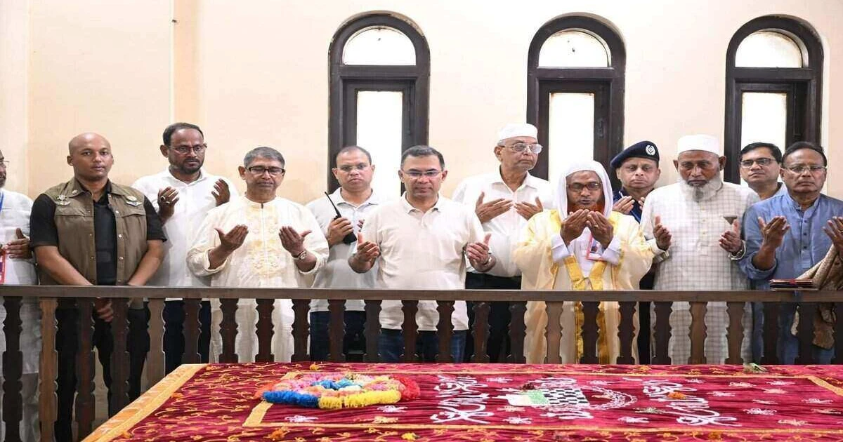 মাওলানা ভাসানীর মাজার জিয়ারত করলেন প্রধানমন্ত্রী