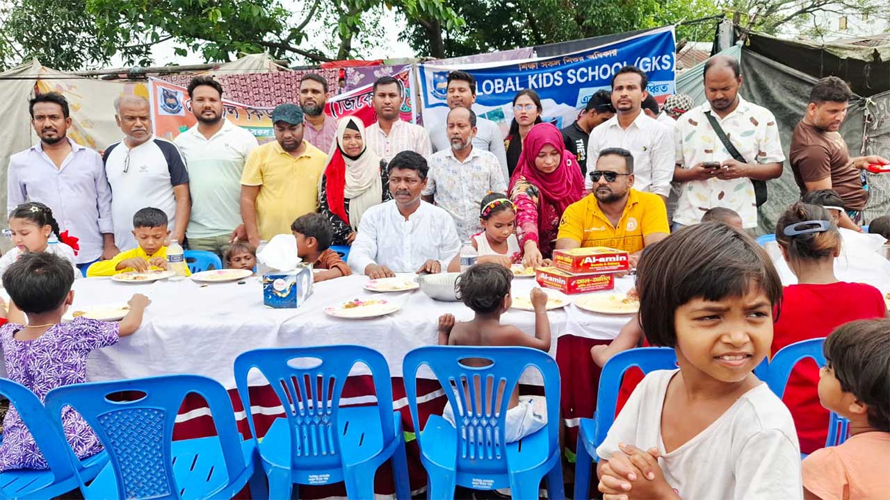 টঙ্গীতে অসহায় ও পথশিশুদের সঙ্গে পান্তা-ইলিশে নববর্ষ উদযাপন