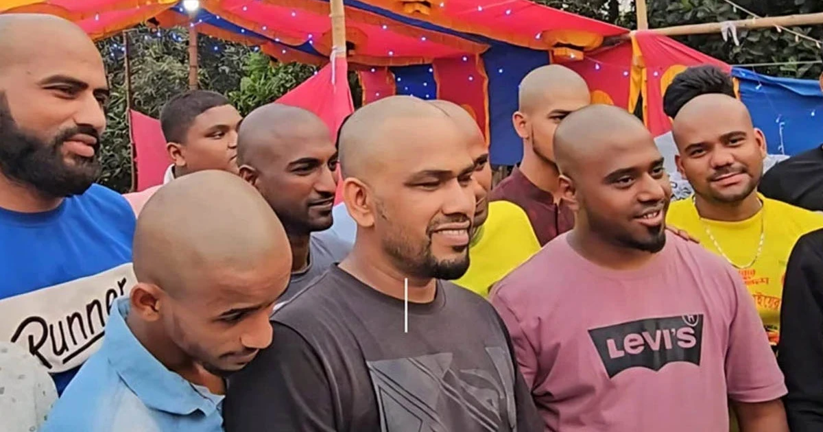 বন্ধুর মন ভালো রাখতে যুবকদের হৃদয়ছোঁয়া কাণ্ড