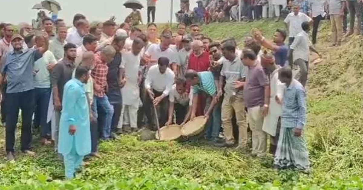 নওগাঁয় ৯০ লাখ টাকা ব্যয়ে খাল পুন: খনন কাজের উদ্বোধন