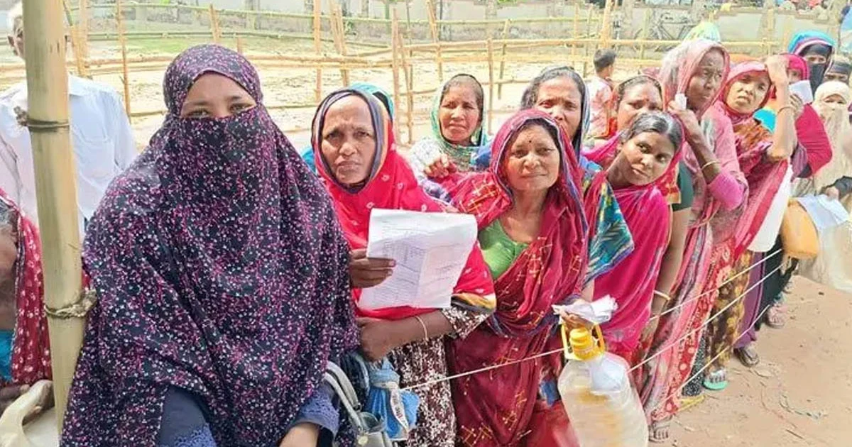 স্বামীর কাজের ক্ষতি এড়াতে তেলের লাইনে এবার গৃহিণীরা