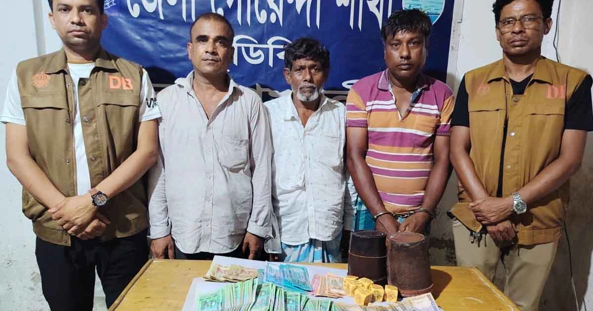 নোয়াখালীতে প্রকাশ্য জুয়ার আসরে ডিবির অভিযান, গ্রেপ্তার ৩