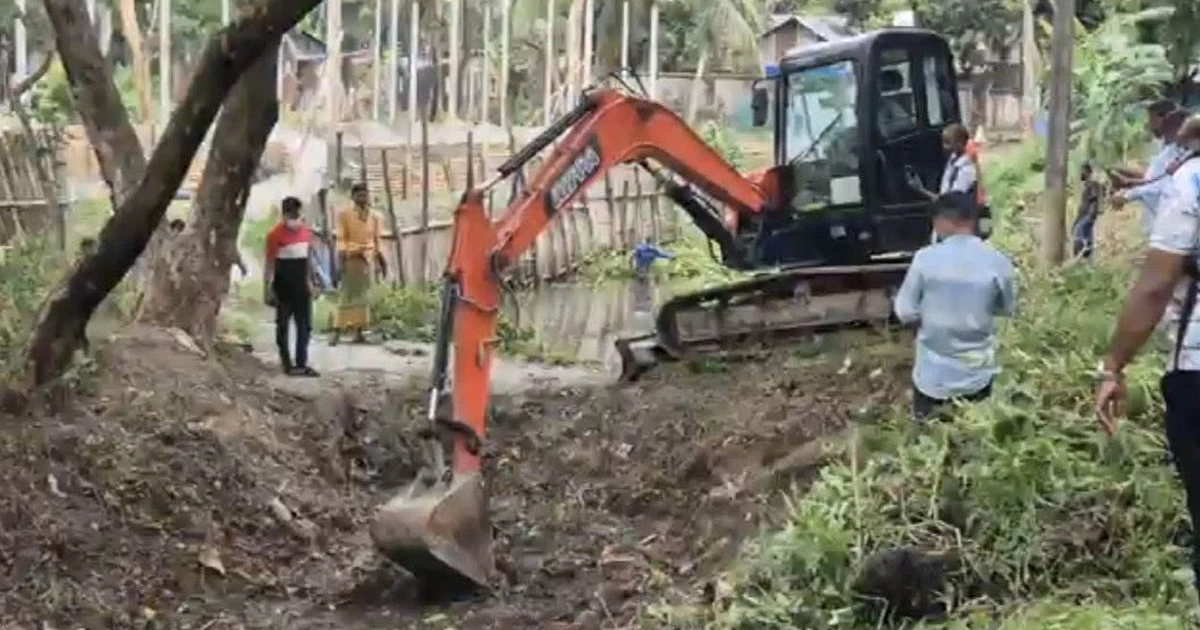 নোয়াখালীতে ডেঙ্গু প্রতিরোধে খাল পরিস্কার কর্মসূচি