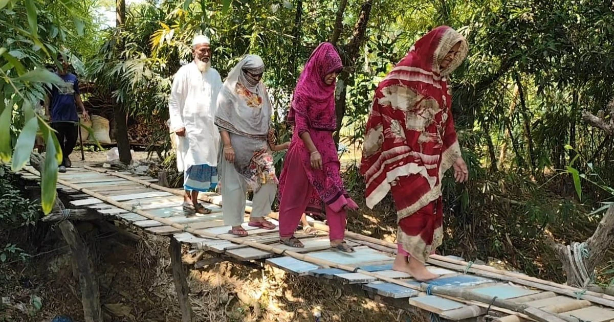 জীবন বাজি রেখে খাল পারাপার, লোহাগাড়ায় ঝুলন্ত সাঁকোই ৫০ পরিবারের একমাত্র ভরসা