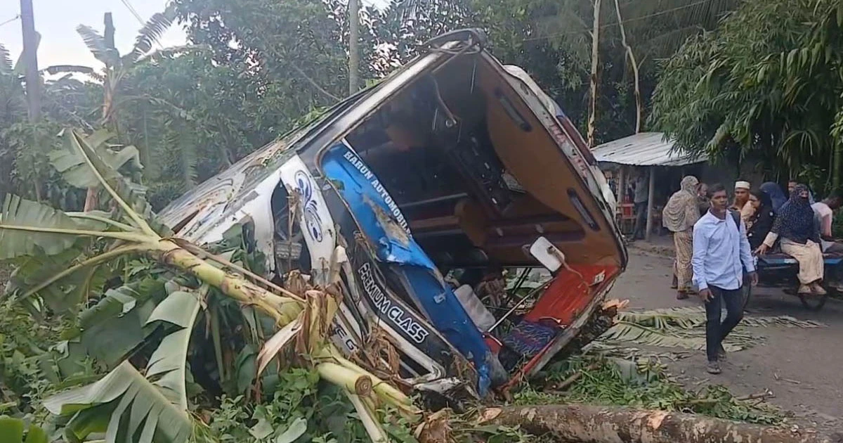 বৃষ্টিতে নলছিটির দপদপিয়া চৌমাথায় যাত্রীবাহী বাস খাদে