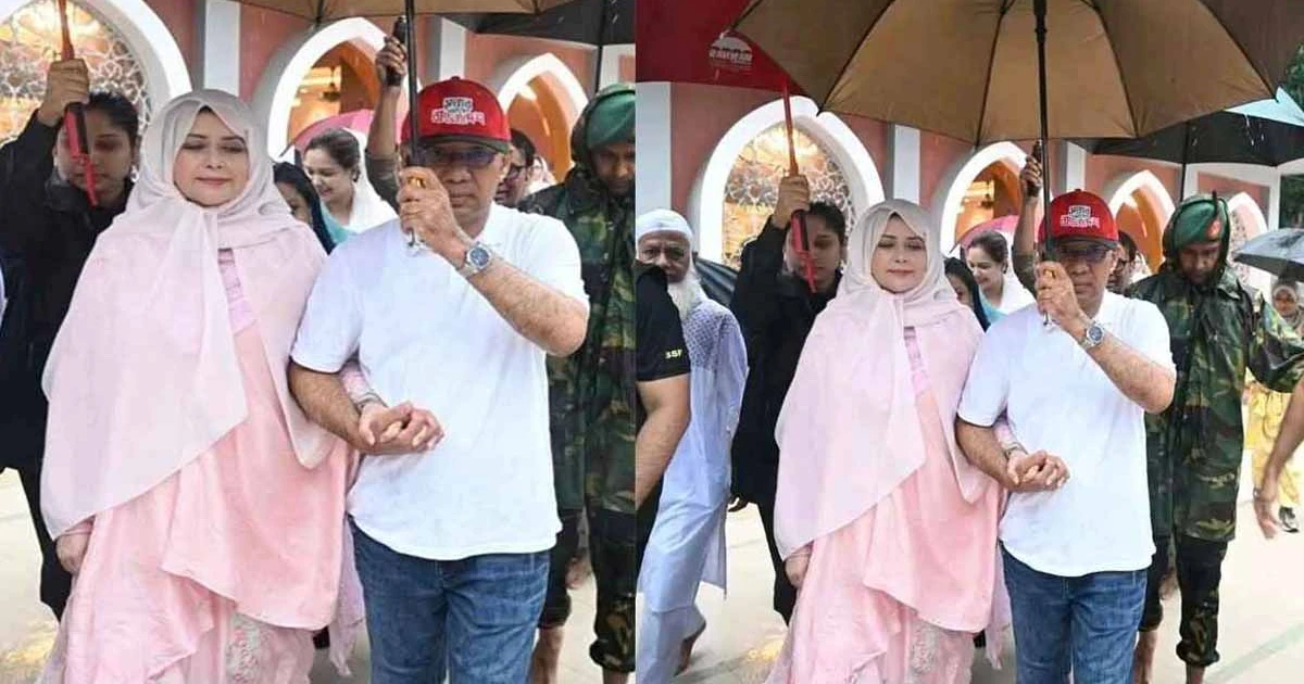 বৃষ্টিতে স্ত্রীর জন্য ছাতা ধরলেন প্রধানমন্ত্রী, ভাইরাল মুহূর্ত