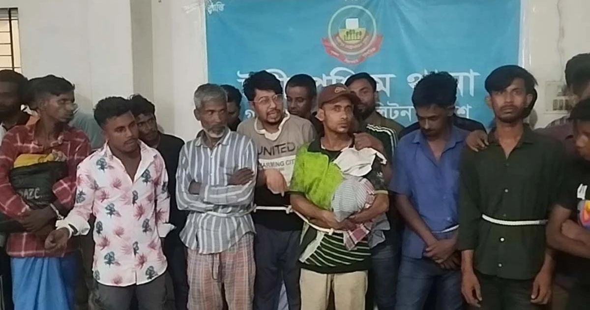 টঙ্গীতে হাজী মাজার বস্তিতে পুলিশের যৌথ অভিযানে নারী সহ ৩৮ জন গ্রেফতার