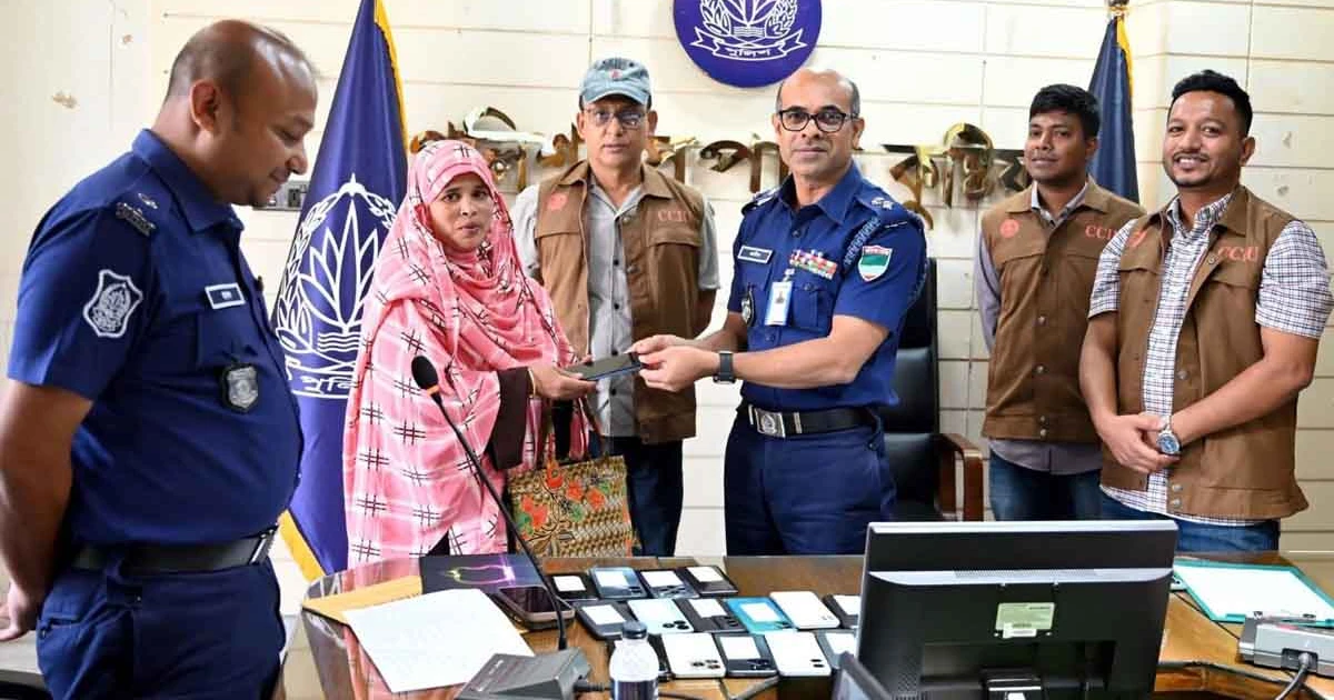 কুষ্টিয়ায় উদ্ধারকৃত ৩৫টি মোবাইল ফোন মালিকদের ফিরিয়ে দিলেন পুলিশ