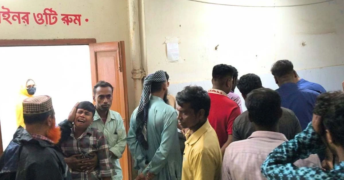 পত্নীতলায় ব্রিজের সাথে ধাক্কায় প্রাইভেট কারের দুই আরোহীর প্রাণহানি