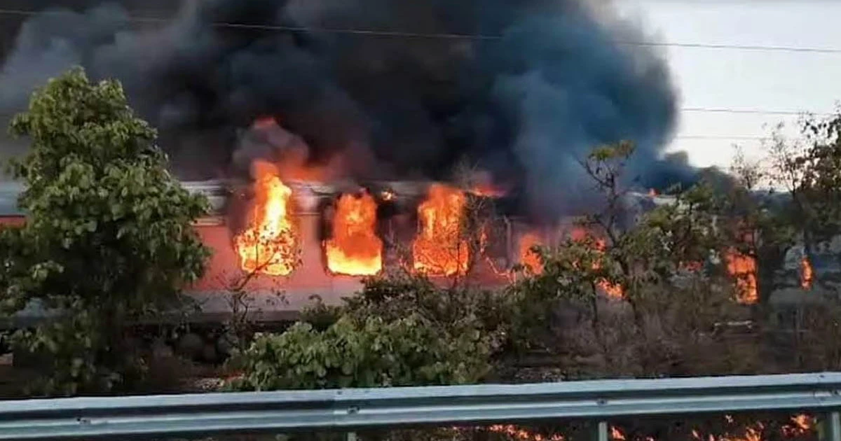 ভারতে ট্রেনে আগুন, ৬৮ যাত্রীকে উদ্ধার