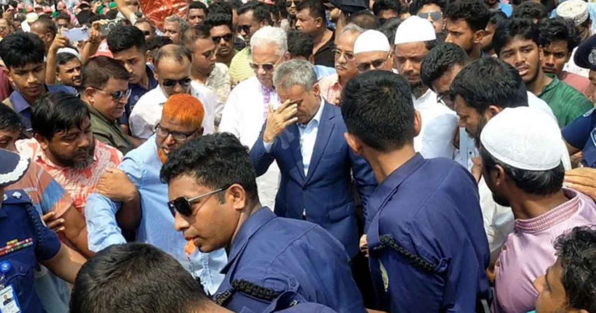 বিএনপির অবরোধের মুখে মন্ত্রী