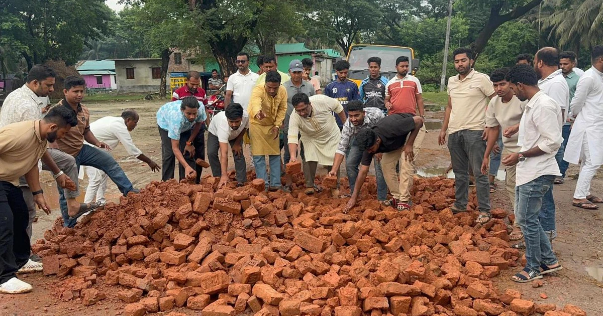 জনদুর্ভোগে এগিয়ে এলেন ছাত্রদল নেতা নাছির, নিজ টাকায় সড়ক মেরামত