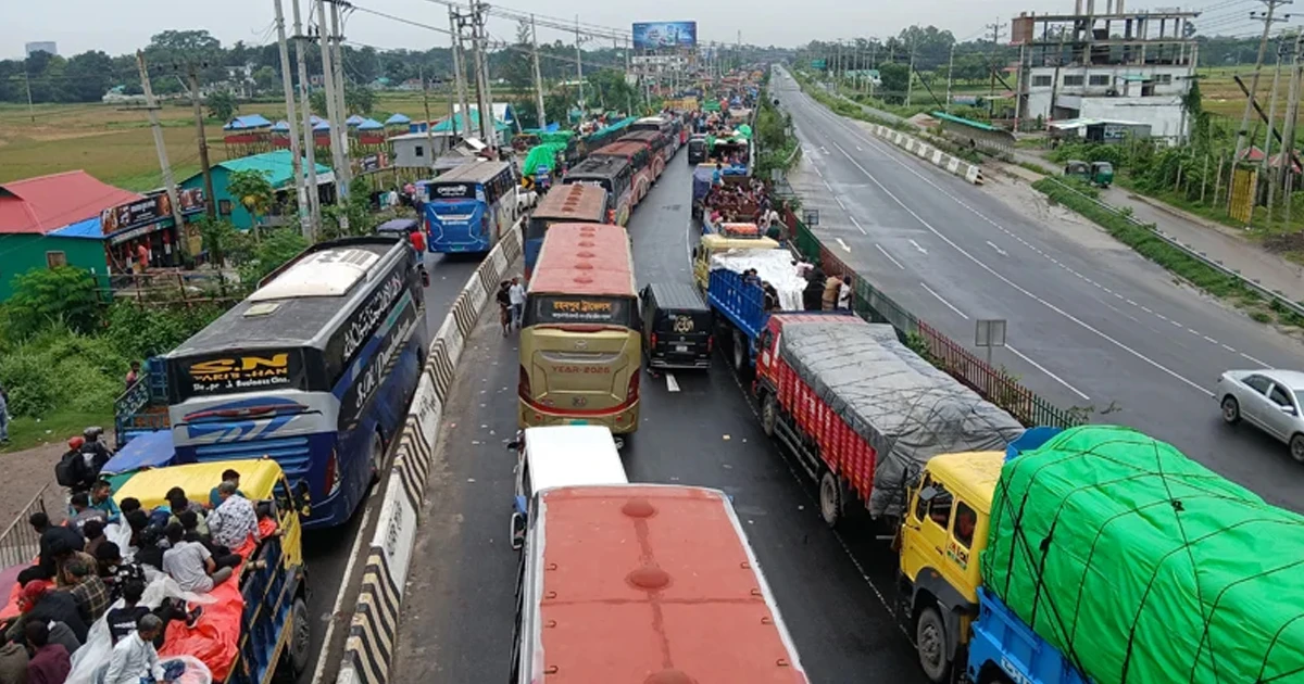 ঘরমুখো মানুষের চাপে দীর্ঘ যানজট যমুনা সেতু মহাসড়‌কে