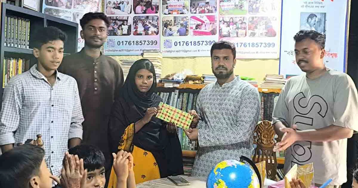 বাতিঘর আদর্শ পাঠাগারে চিত্রাংকন প্রতিযোগিতার বিজয়ীদের মাঝে পুরস্কার বিতরণ