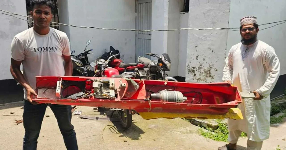 জেলেদের জালে যান্ত্রিক বস্তু; মিসাইল মনে করে আতঙ্কে এলাকাবাসী