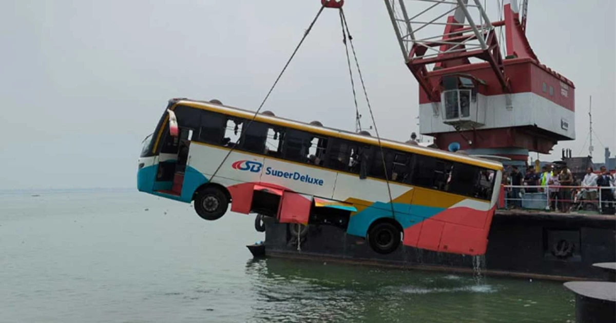 পদ্মায় ডুবে যাওয়া বাসের চালকসহ গ্রেপ্তার ৩