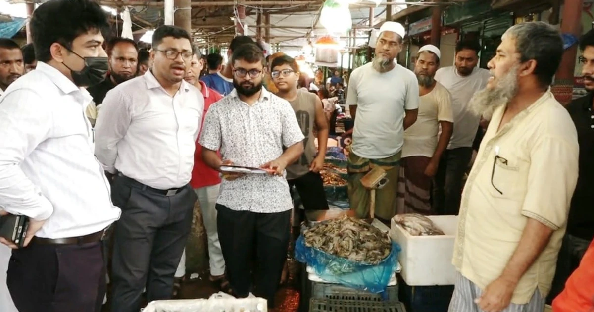 নোয়াখালীতে ১৪২ কেজি জেলি মিশ্রিত চিংড়ি জব্দ, দুই ব্যবসায়ীকে জরিমানা
