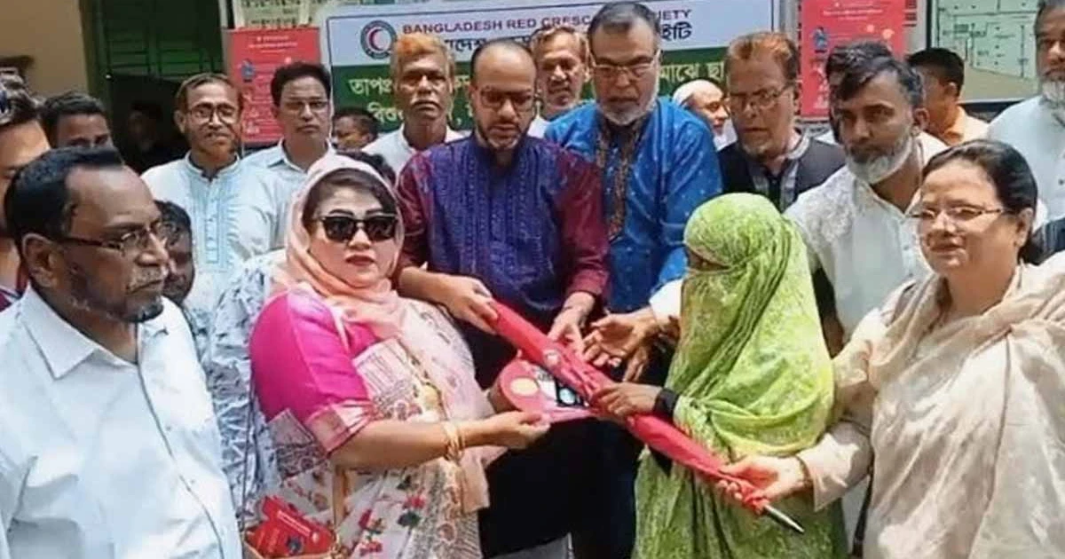 তীব্র তাপপ্রবাহে টাঙ্গাইলে রেড ক্রিসেন্ট সোসাইটির উদ্যোগে ছাতা, বিশুদ্ধ পানি ও মাস্ক বিতরণ