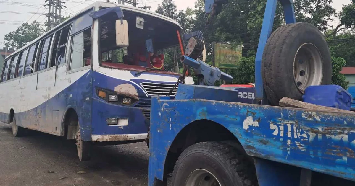 গাজীপুরে সড়কে বিশ্ববিদ্যালয়ের বাস উল্টে ২১ শিক্ষার্থী আহত