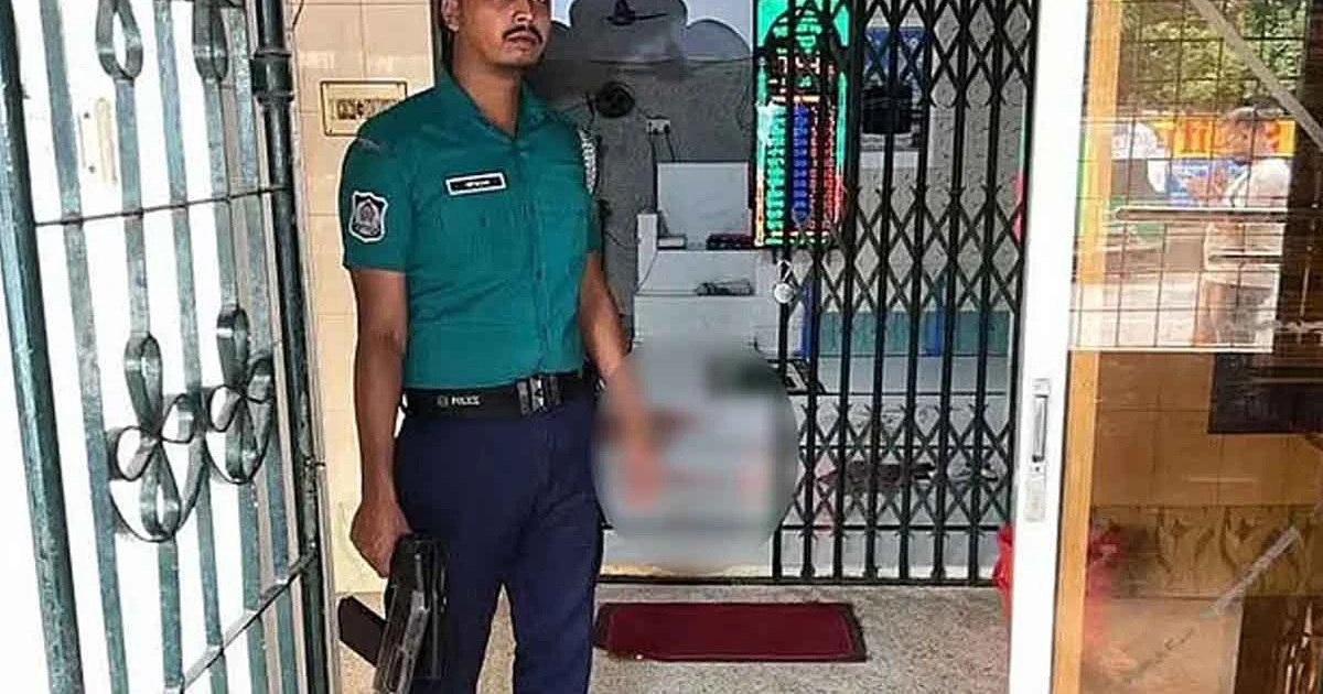 ফজরের নামাজের সময় মসজিদে ঢুকে গুলি