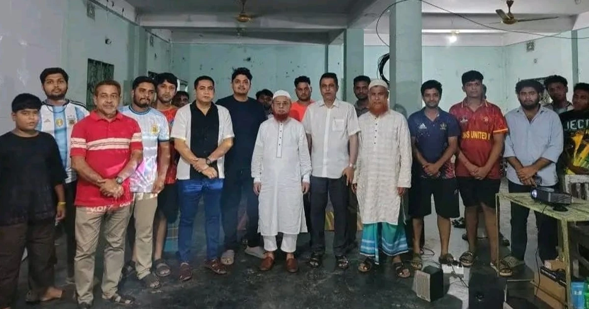 ফুটবল বিশ্বকাপকে ঘিরে ভালুকা পৌরসভার ৯টি ওয়ার্ডে ২৬টি প্রজেক্টর বিতরণ