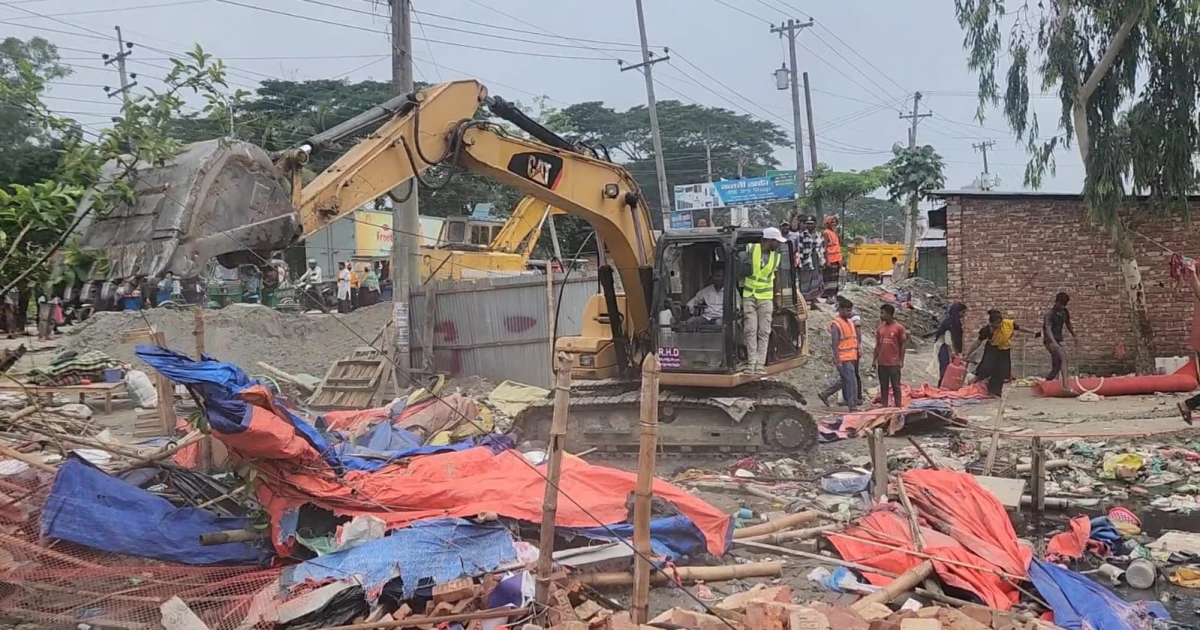 ঝুপড়ি ঘরে এসি-সিসি ক্যামেরার রাজকীয় মাদক আস্তানা গুঁড়িয়ে দিল প্রশাসন