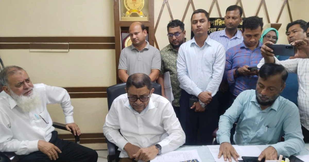 হাসপাতালে স্বাস্থ্যমন্ত্রীর আকস্মিক অভিযান, তত্ত্বাবধায়ক ক্লোজড