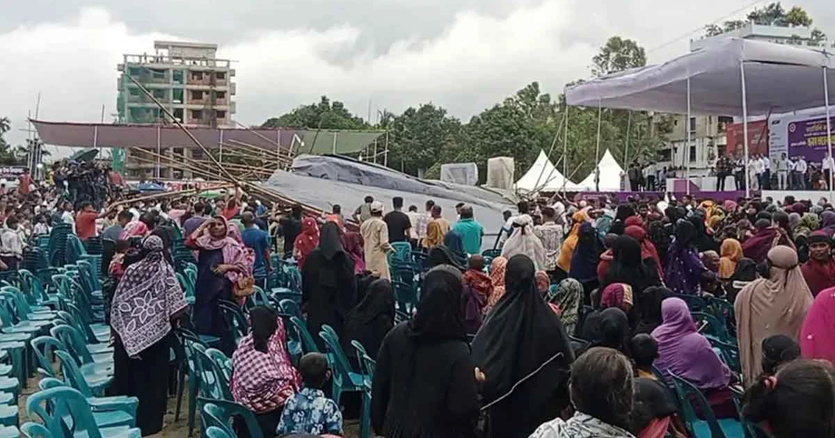 প্রধানমন্ত্রীর মঞ্চে জমল বৃষ্টির পানি, বাতাসে ভেঙে পড়ল প্যান্ডেল