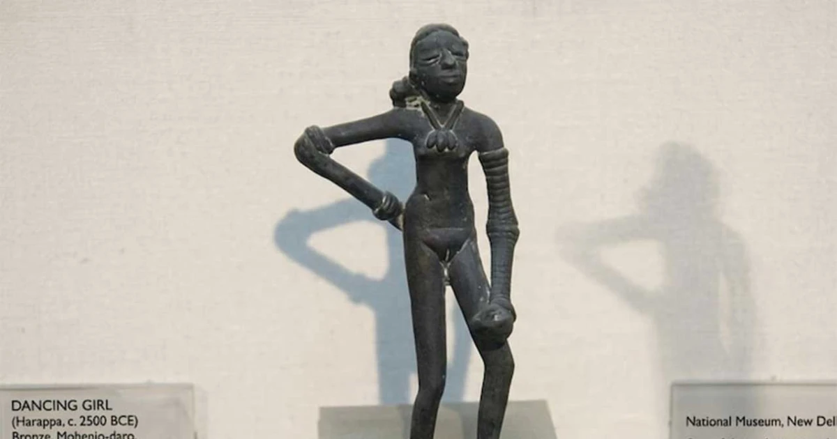 আবার বিতর্কে ‘ড্যান্সিং গার্ল’