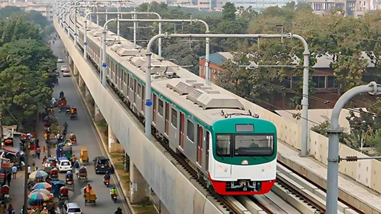 আর্জেন্টিনা সমর্থকদের গ্যাস বেলুন আটকে বন্ধ মেট্রোরেল