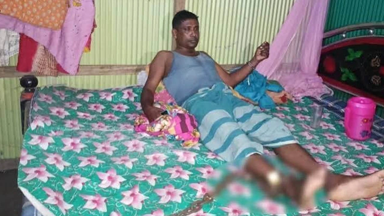 পাওনা টাকা আদায়ে অটোরিকশাচালককে শিকলে বেঁধে নির্যাতন