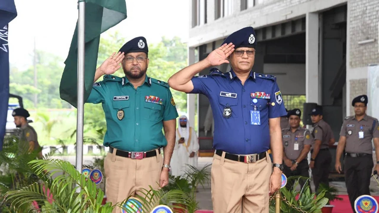 নতুন পোশাকে পুলিশ