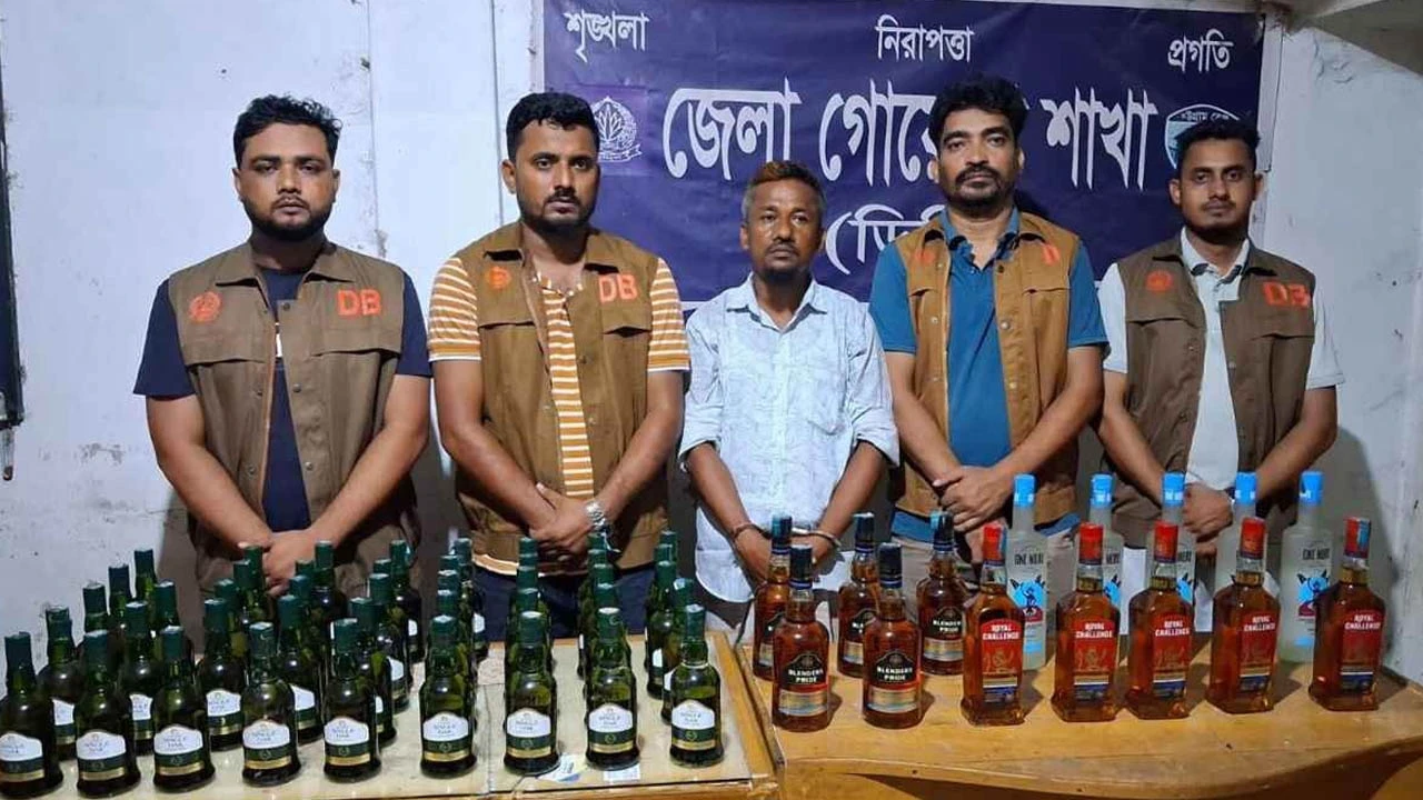 নোয়াখালীতে ৫৮ বোতল বিদেশি মদসহ কারবারি গ্রেপ্তার