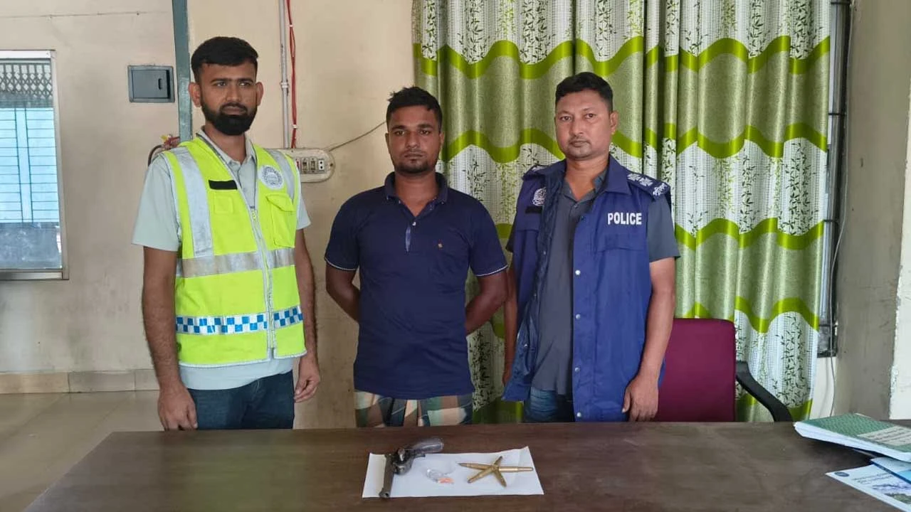 দৌলতপুরের ফিলিপনগরে পুলিশের সফল অভিযান: অস্ত্র, গুলি ও ইয়াবাসহ যুবক গ্রেফতার