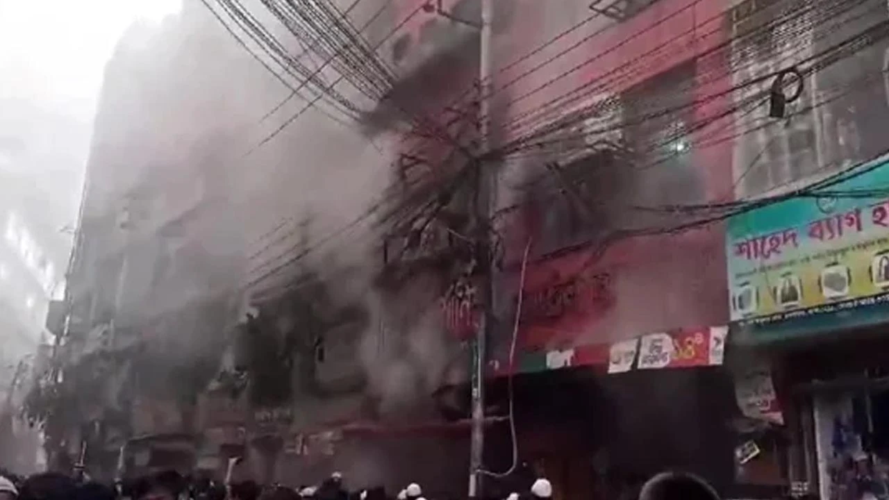 চকবাজারে খাজামার্কেটে ভয়াবহ আগুন, নিয়ন্ত্রণে ৬ ইউনিট