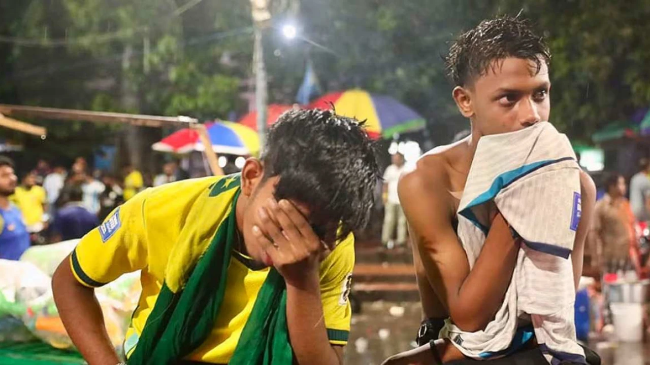 ব্রাজিলের বিদায়ে টিএসসিতে কাঁদলেন ভক্ত-সমর্থকেরা