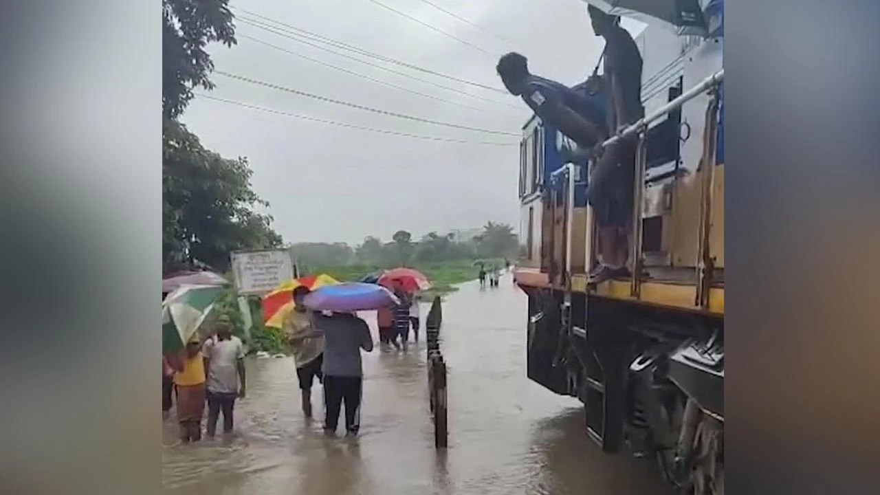 এক হাজার যাত্রী নিয়ে চট্টগ্রামে আটকে আছে পর্যটক এক্সপ্রেস