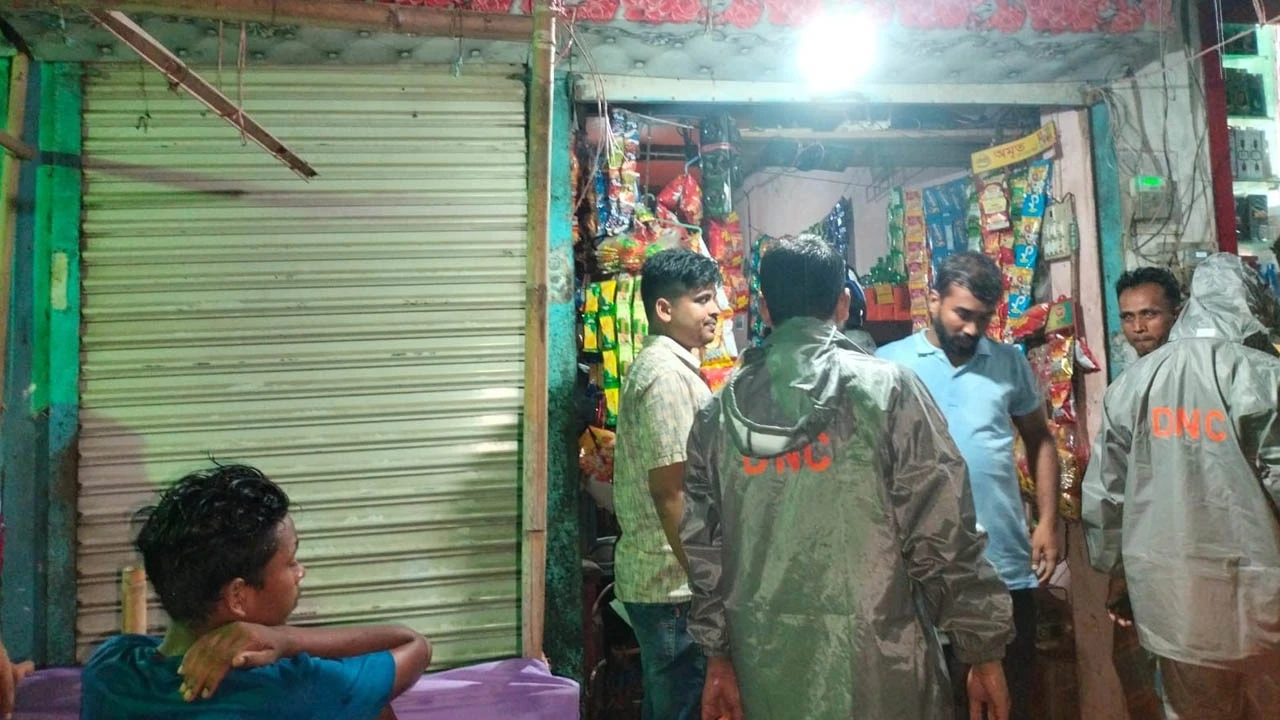 চা দোকানের আড়ালে গাঁজা বিক্রি, দোকানি গ্রেপ্তার