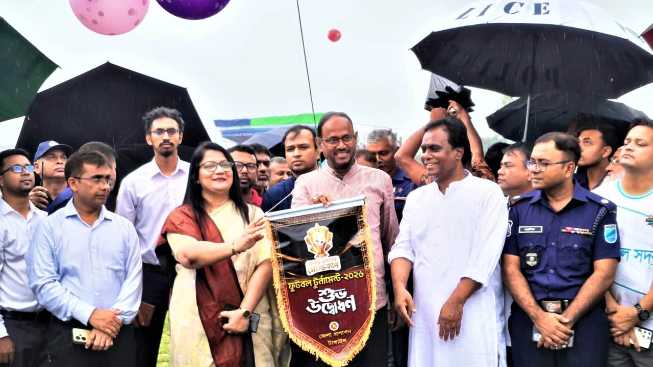 টাঙ্গাইলে জেলা প্রশাসক গোল্ডকাপ ফুটবল টুর্নামেন্টের উদ্বোধন