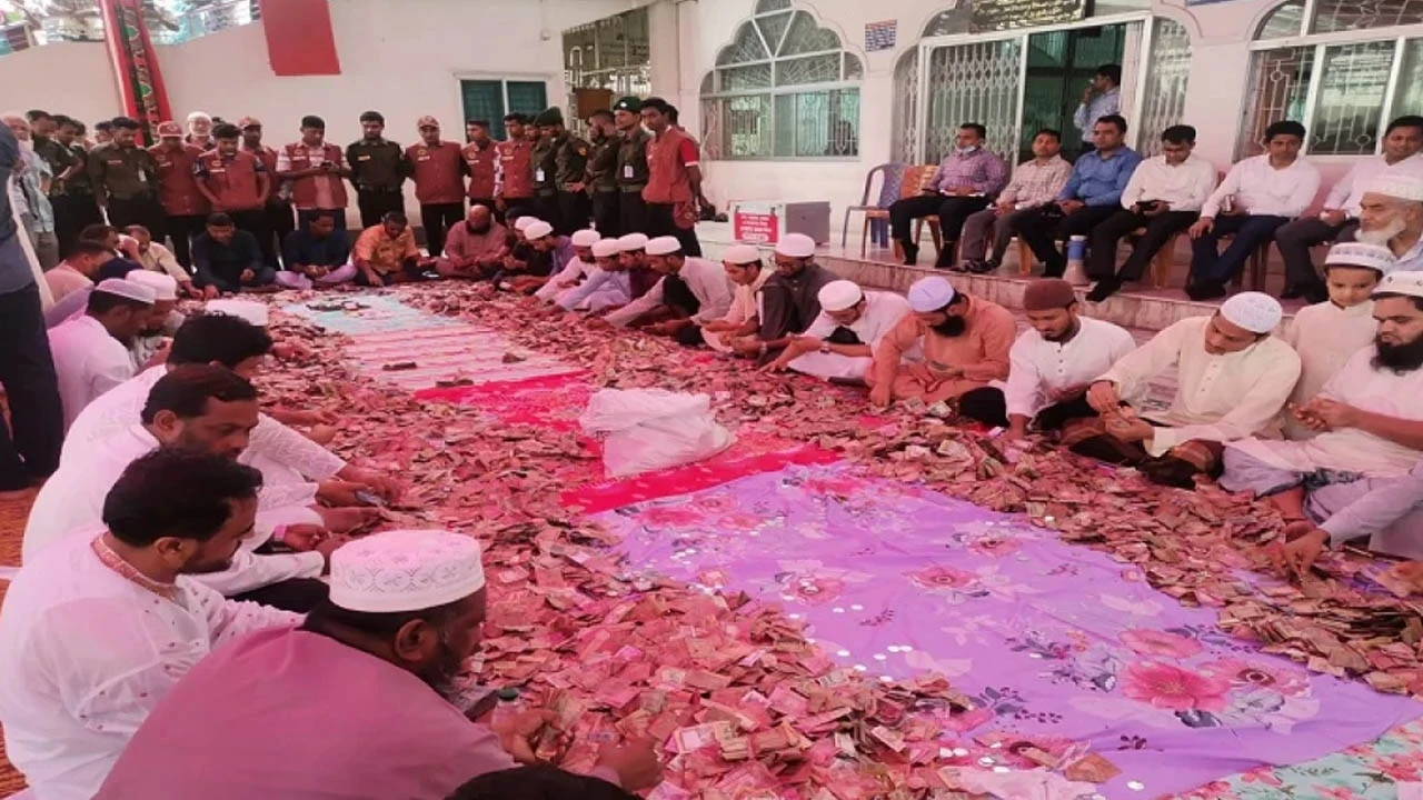 ফের প্রকাশ্যে খোলা হলো শাহজালাল মাজারের দানবাক্স