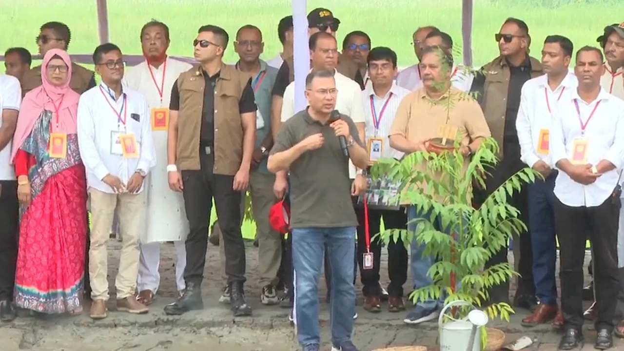 বরিশালে বৃক্ষরোপণ-ফ্যামিলি কার্ড বিতরণ কর্মসূচিতে প্রধানমন্ত্রী
