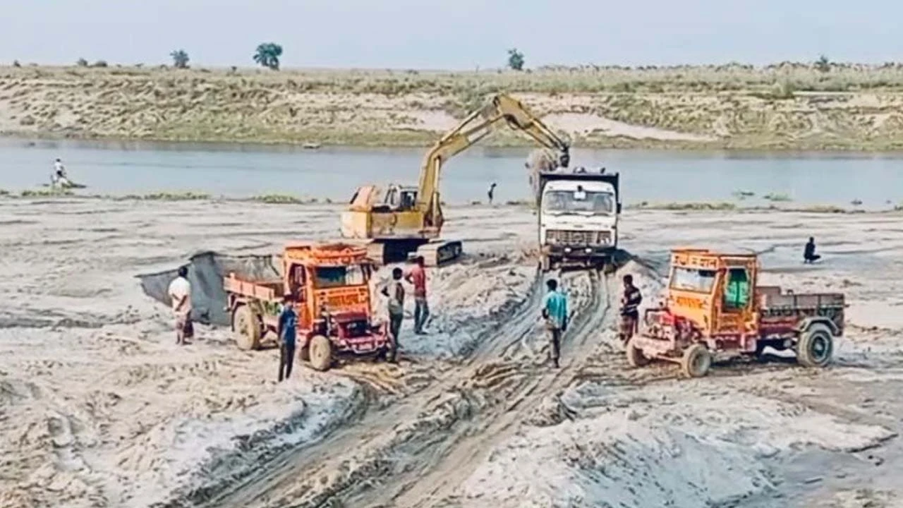 দৌলতপুর বৈরাগীরচর মন্ডলপাড়া ঘাটে টলিতে বালু উত্তোলন থামছেই না, হুমকিতে বাঁধ-জনপদ