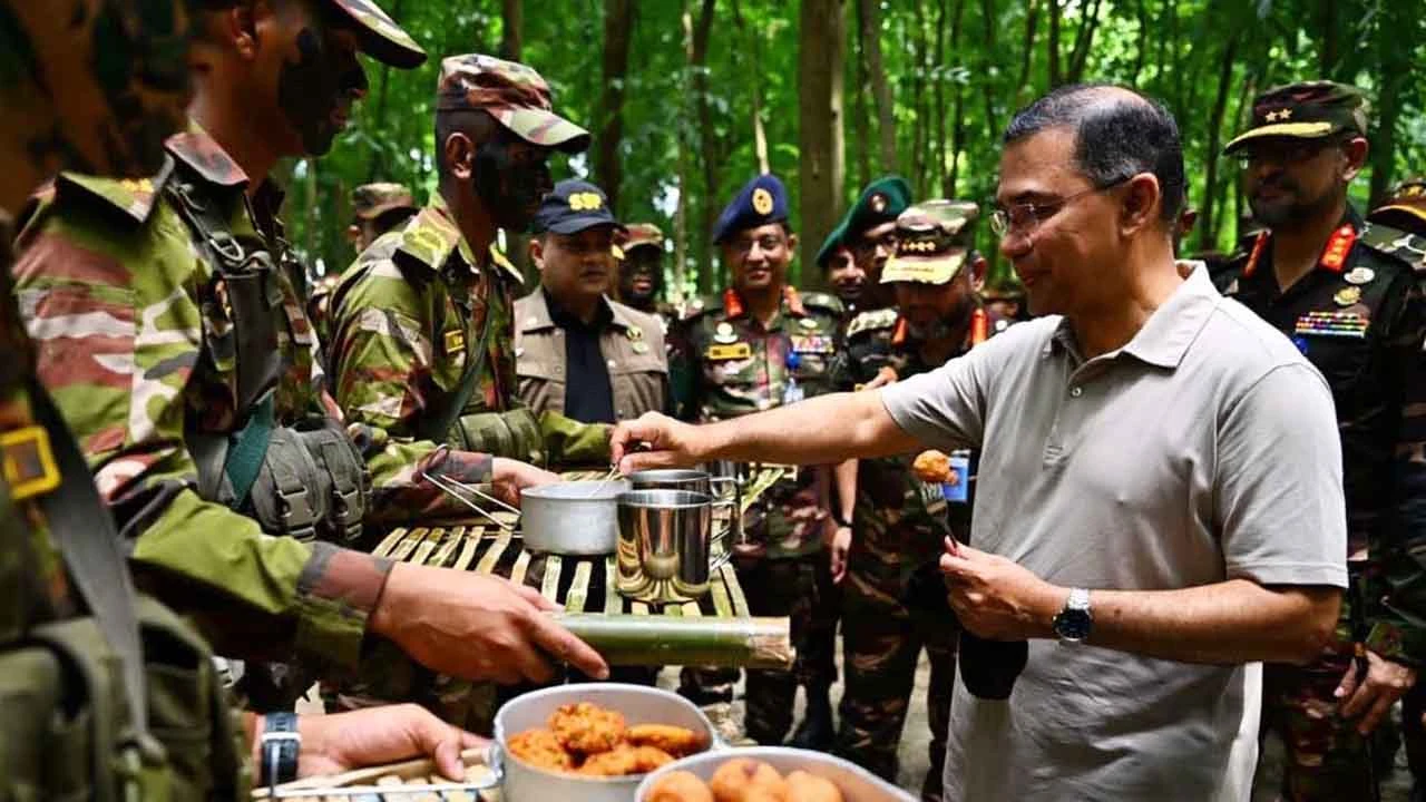 সেনাদের মহড়ায় যুদ্ধক্ষেত্রের খাবার খেলেন প্রধানমন্ত্রী