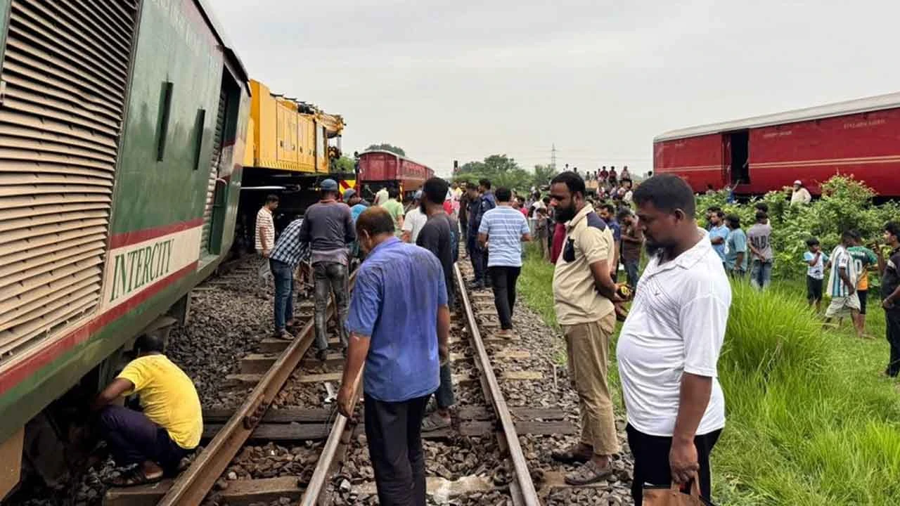 ঈশ্বরদীতে ট্রেন লাইনচ্যুত, উত্তরাঞ্চলে যোগাযোগ বন্ধ
