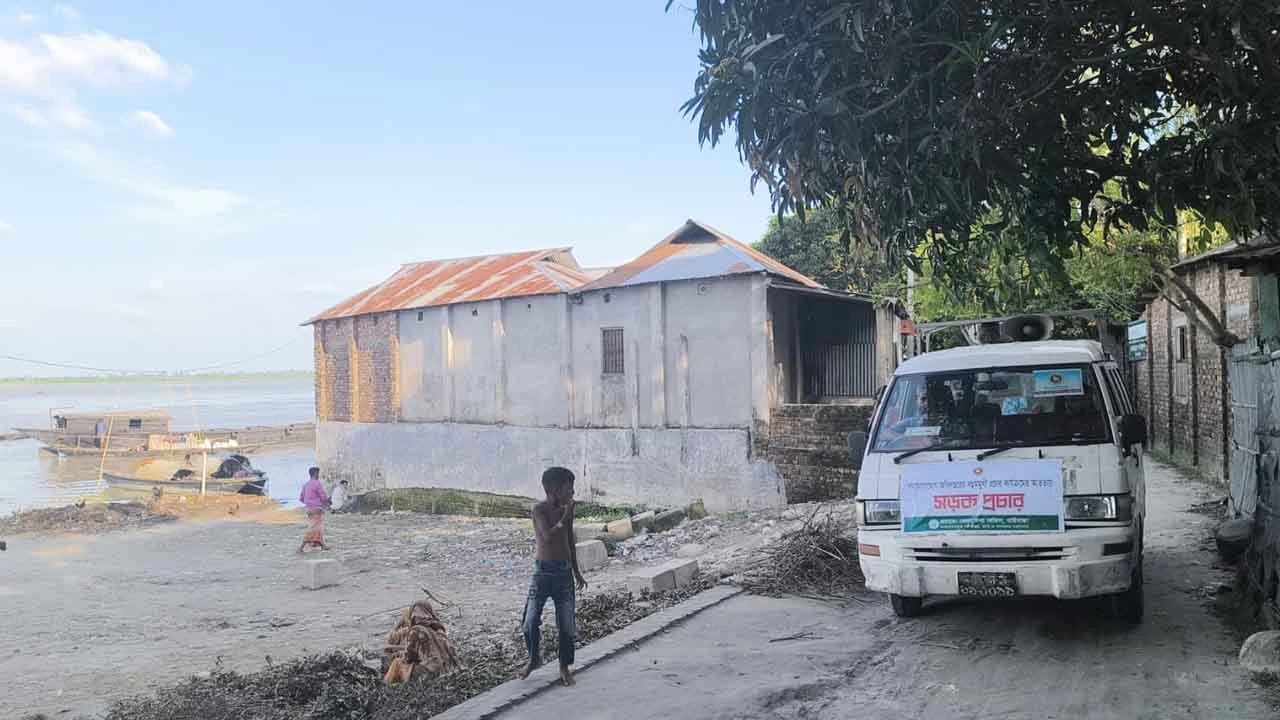 বন্যার আগাম সতর্কতা নিয়ে জোরালোভাবে কাজ করছে গাইবান্ধা তথ্য অফিস