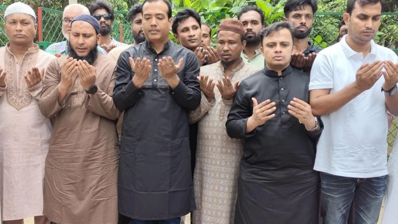 শহীদ আবু সাঈদের কবরে ছাত্রদল সভাপতির শ্রদ্ধা