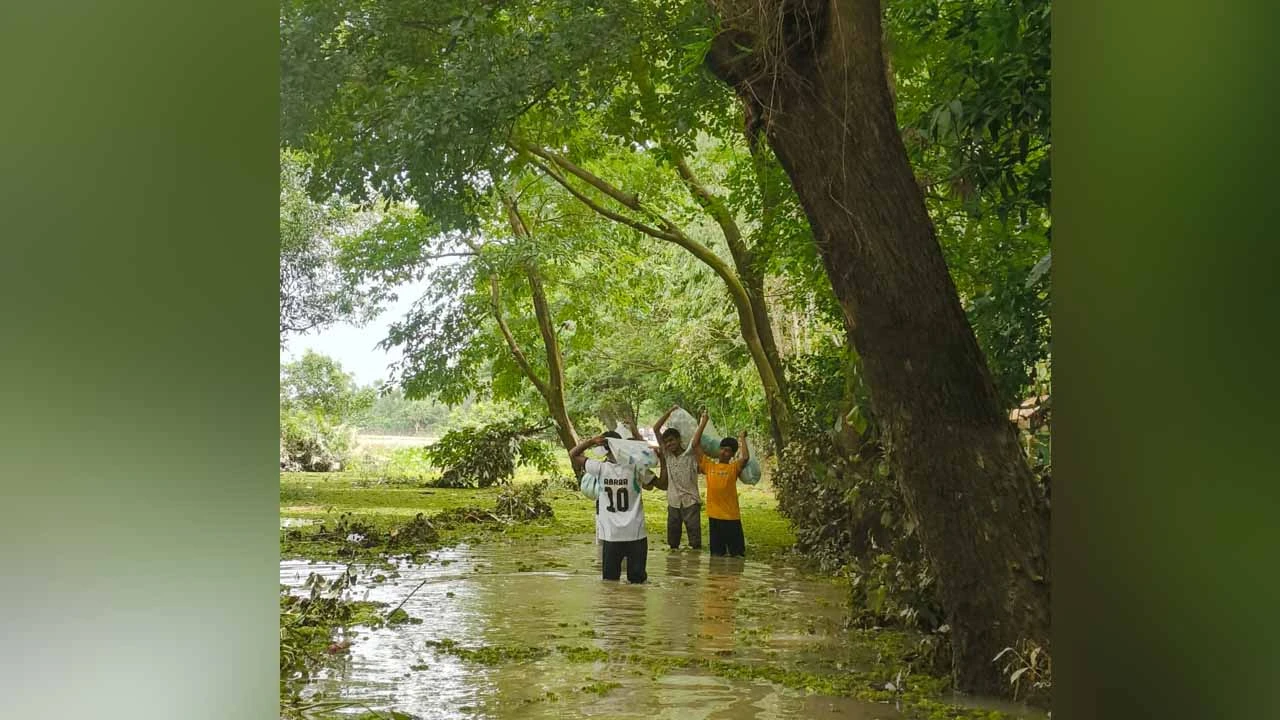 বন্যার্তদের মুখে স্বস্তির হাসি, পাশে ‘সোপান’
