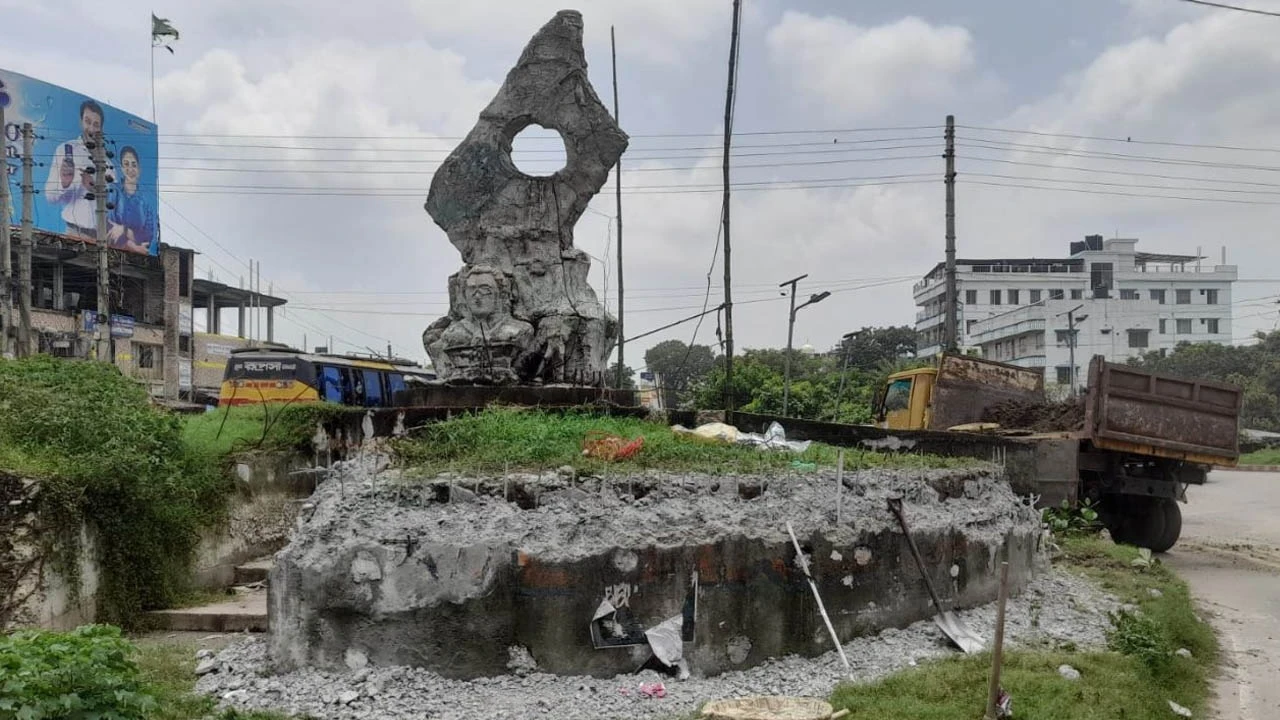 বীরশ্রেষ্ঠ হামিদুর রহমানের ভাস্কর্য ফের ভাঙা হচ্ছে, কারা ভাঙছে